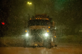英美两国遭遇严重冬季暴风雪袭击，10000+航班取消或延误